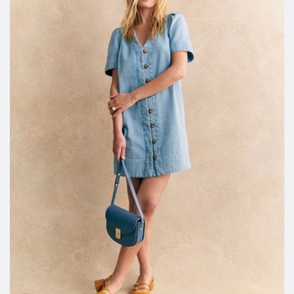 Sezane Dresses & Skirts - Cute Sezane Vennila denim chambray chunky tortoise button puff sleeve mini dress